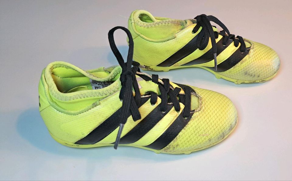 Adidas Fußballschuhe Junge Mädchen neon gelb schwarz Gr. 29 in Göttingen