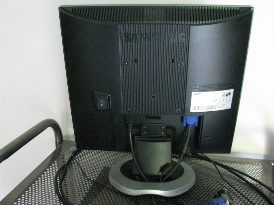 SAMSUNG SyncMaster 713BM S PC Monitor TFT-LCD in Hamburg