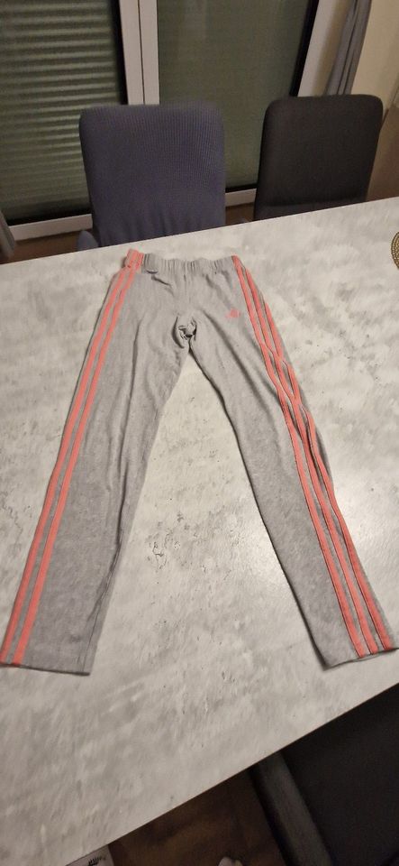 Mädchensportleggings Adidas Gr. 164 in Sehnde