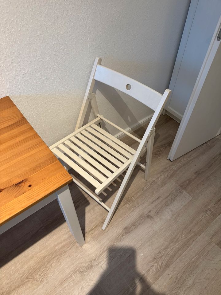 Ikea Küchentisch mit Stuhl gut erhalten keine Beschädigung.! in Garbsen