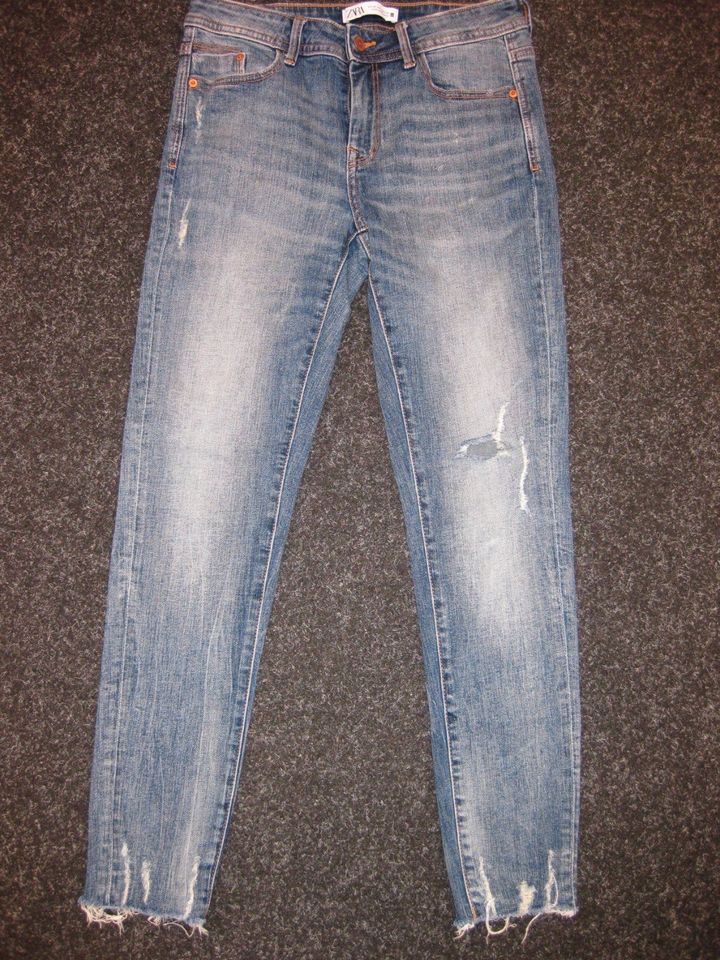 ZARA Jeans Skinny Jeans Mid-Rise blau - 38 - neuwertig - destroye in Ratingen