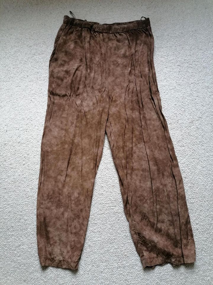 Stoffhosen schwarz u braun Gr 44 u 46/48 in Bad Segeberg