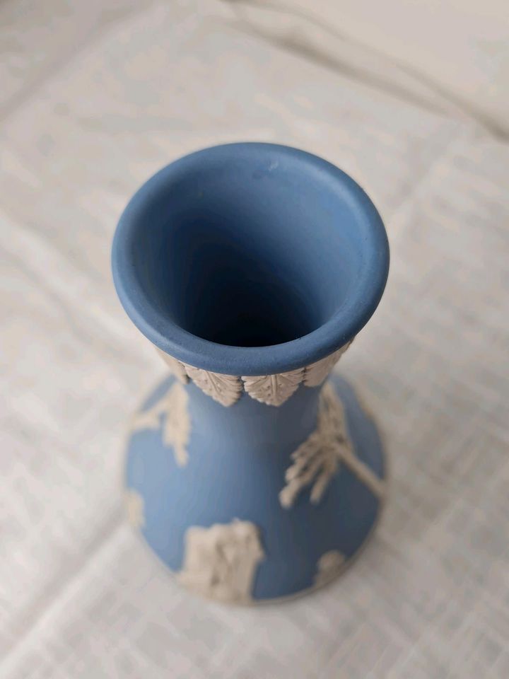 Wedgwood Jasperware Vase blau mit weißen Verzierungen in Moers
