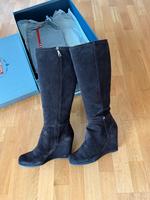Prada Stiefel Gr.41 Keilabsatz neuwertig inkl.Vesand Berlin - Hellersdorf Vorschau