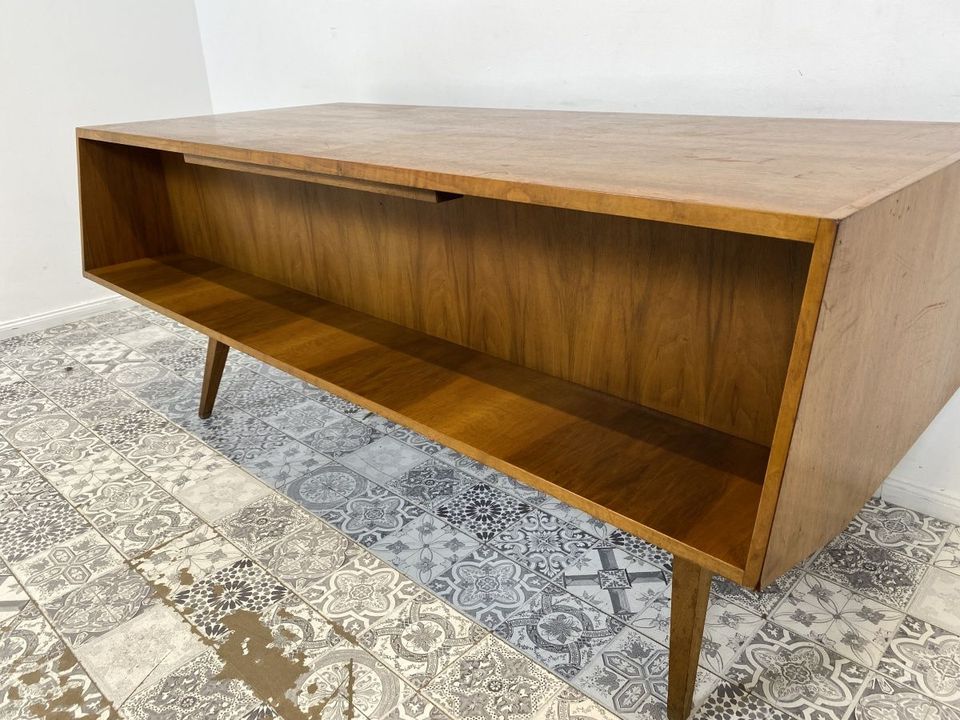 WMK Besonders schöner & gut erhaltener großer Mid-Century Schreibtisch , freistehend, mit Schubladen, Ausziehplatte & formschönen Holzgriffen # Arbeitstisch Desk Sekretär Bürotisch Vintage 50er 60er in Berlin