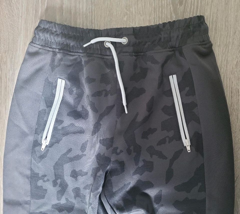 Verkaufe Jogginghose Camouflage 146/152 grau schwarz ungetragen in Bremen