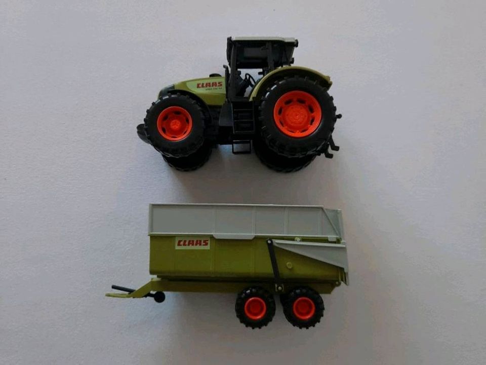 Dickie Toys Claas Traktor mit Anhänger Trecker in Petershagen