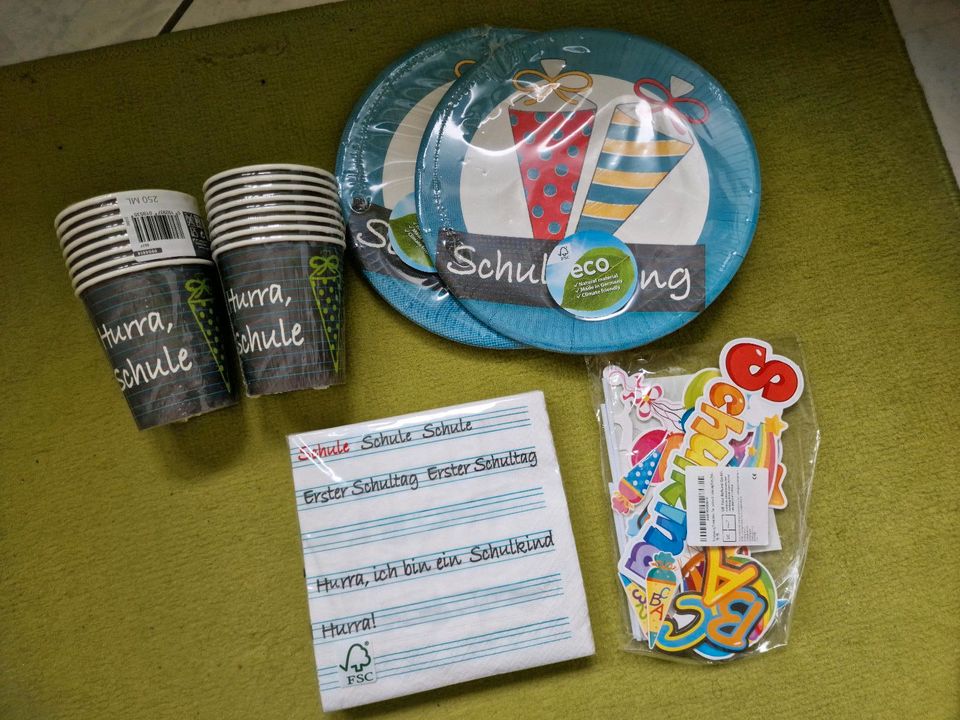 Einschulungs Set Schulkind Hurra Papteller Becher Servietten in Nauheim