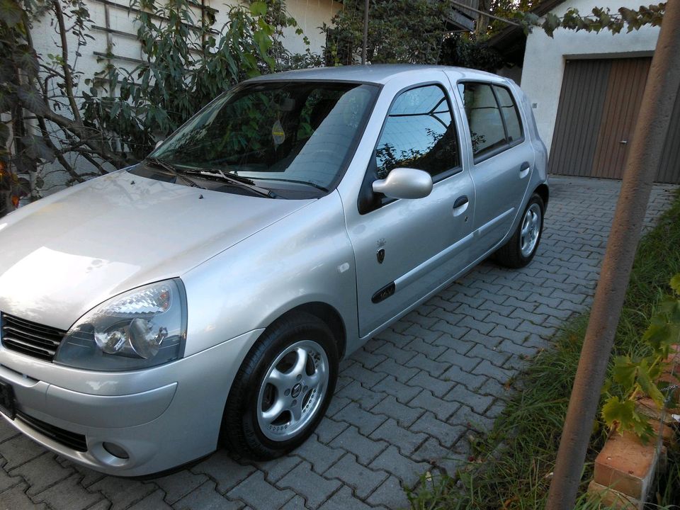 Renault Clio 2  WIE NEU  50600km in Mitterfels