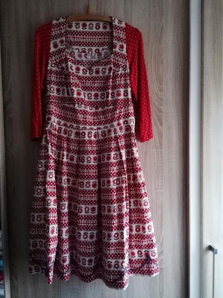 Rotes Kleid der Blutsgeschwister in Stralsund