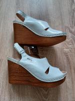 silberweiße Sandalen mit Keilabsatz,  Neu! Sachsen - Oelsnitz / Vogtland Vorschau