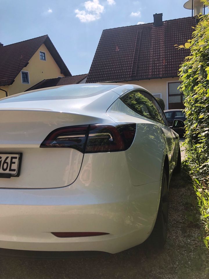 Tesla Model 3 RWD | 9.500 km| 11/2022 | wie neu in München