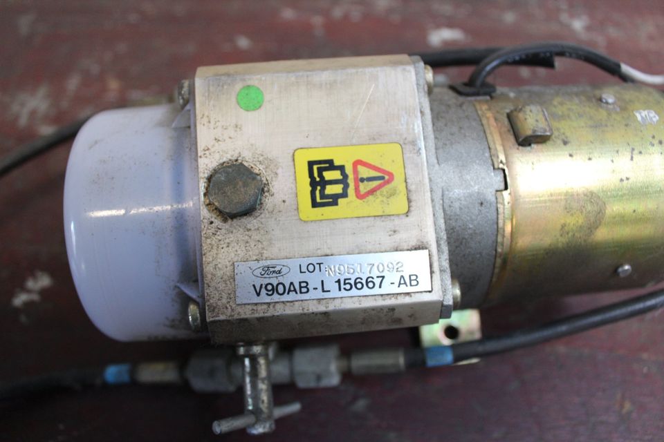 Ford Escort Cabrio Hydraulikpumpe V90ABL15667AB MK5 in Herford