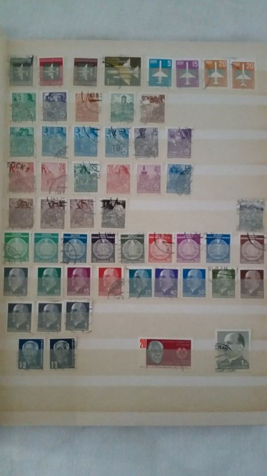 Zwei Briefmarkenalben mit verschiedenen Briefmarken in Garbsen
