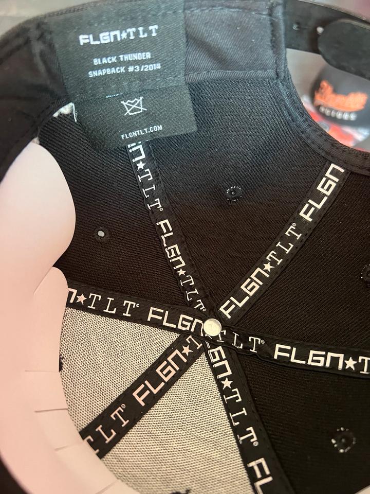 FLGNTLT Snapbacks 4 Stück Caps + limitierte Carbon Genetics Cap in Arberg