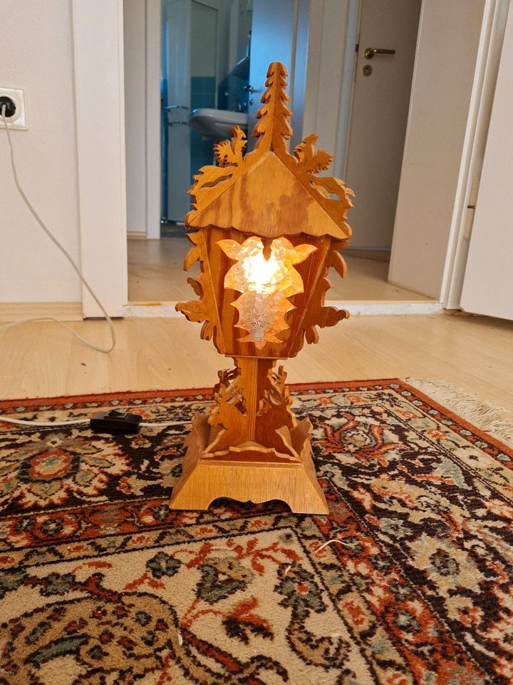 Alte Lampe aus Holz in Olching