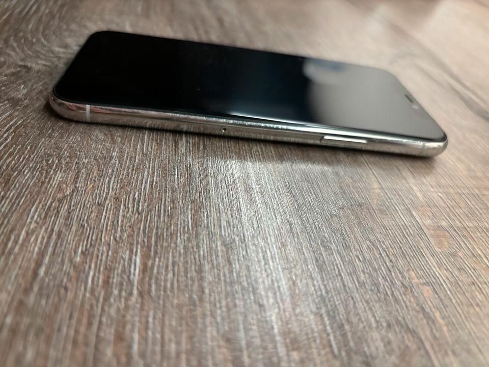 Apple Iphone 11 pro weiß in Gütersloh