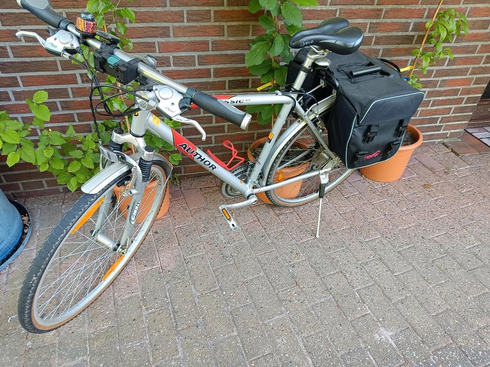 Hochwertiges Trekking Fahrrad mit Seitentaschen in Bad Zwischenahn