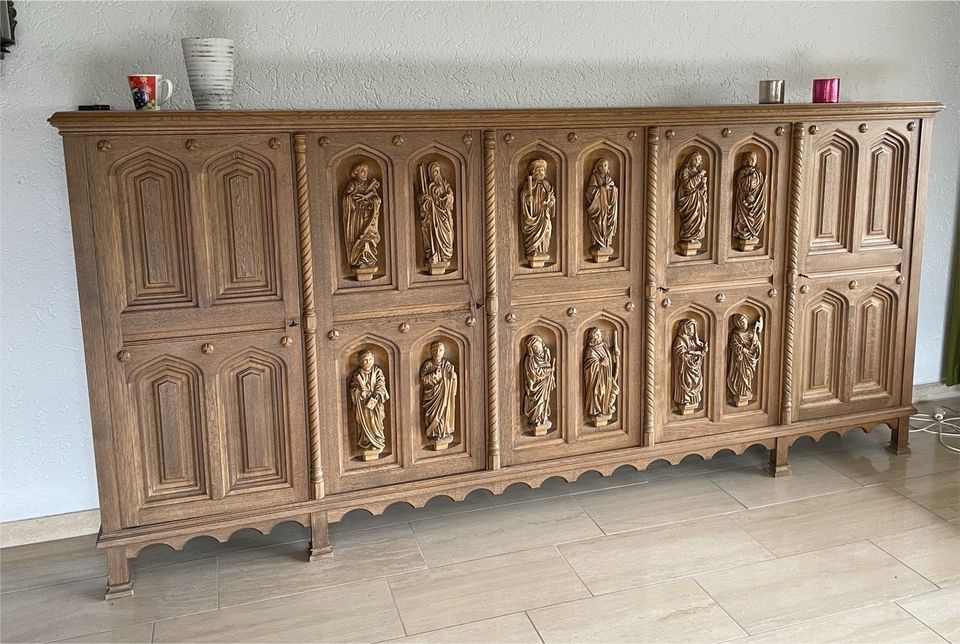 antiker Eichenschrank massiv mit Apostelfiguren in Eslohe