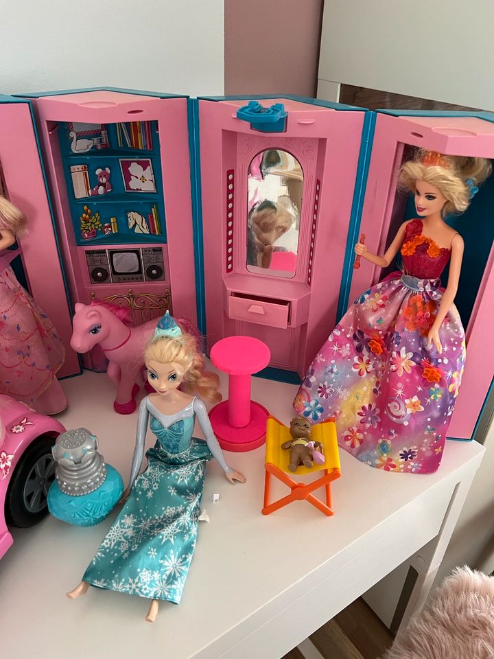 Barbie Auto Kleiderschrank großes Set in Gütersloh