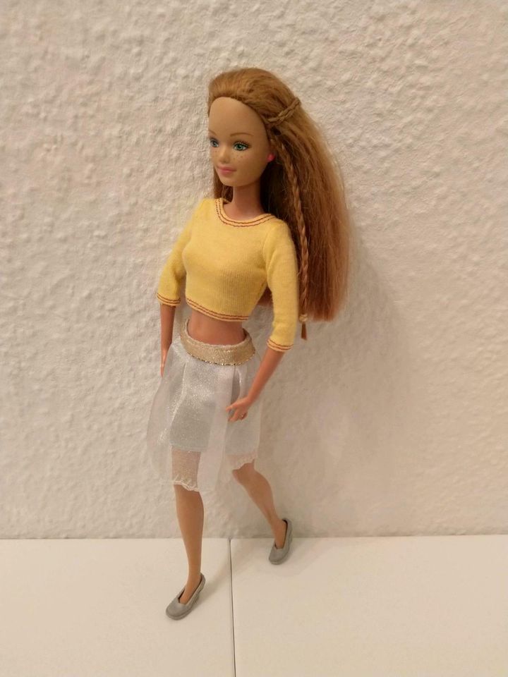 Barbie Anziesachen Klamotten Kleider 15 Pro Kleidung in Berlin