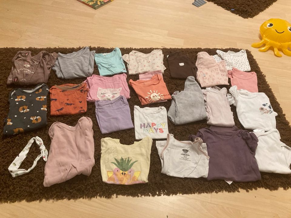 22 Mädchen T-Shirts Gr. 98/104 in Niederkassel