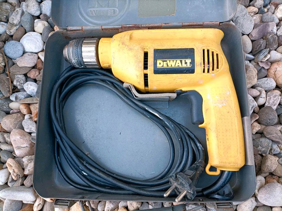 DeWalt Bohrmaschine funktioniert mit 1 Satz Bohrer in Straubing