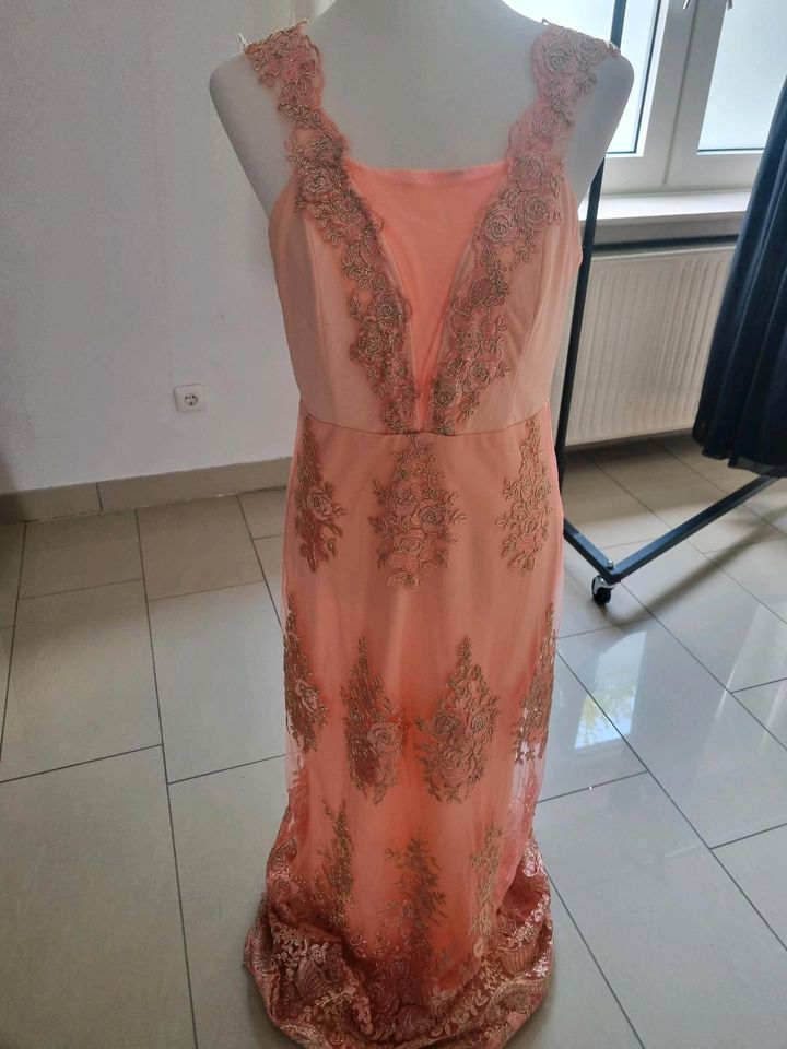 Coralfarbiges Kleid in Ahaus