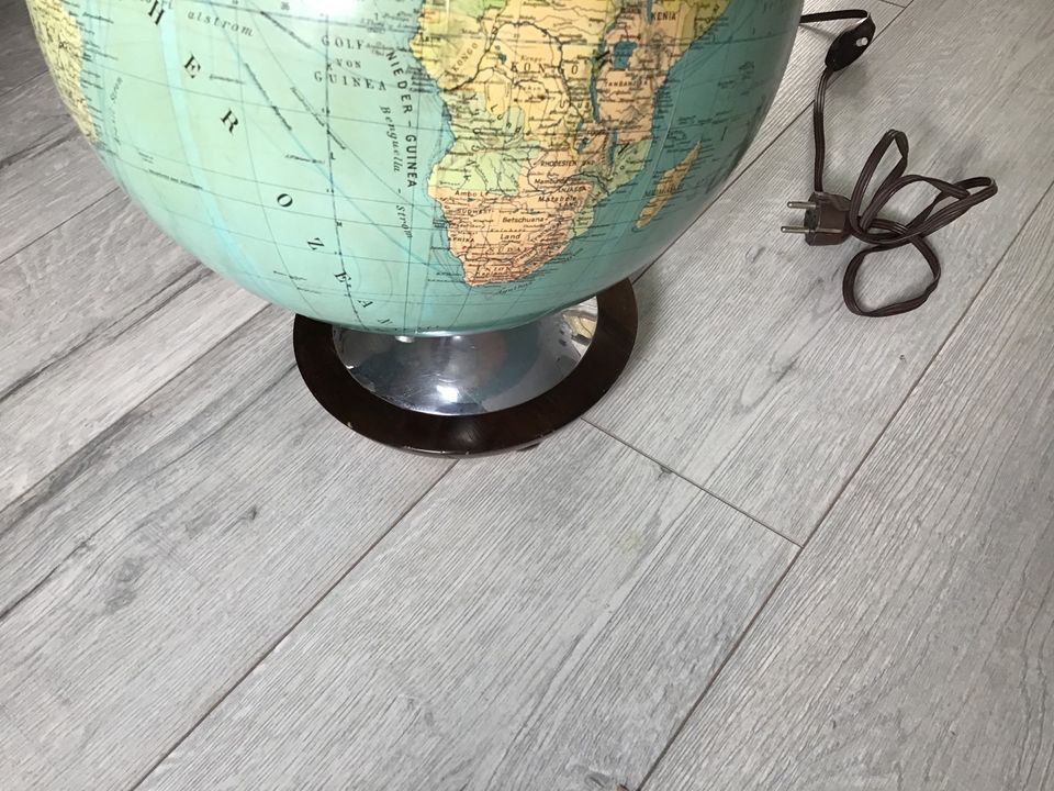 Globus beleuchtet in Hemmingen