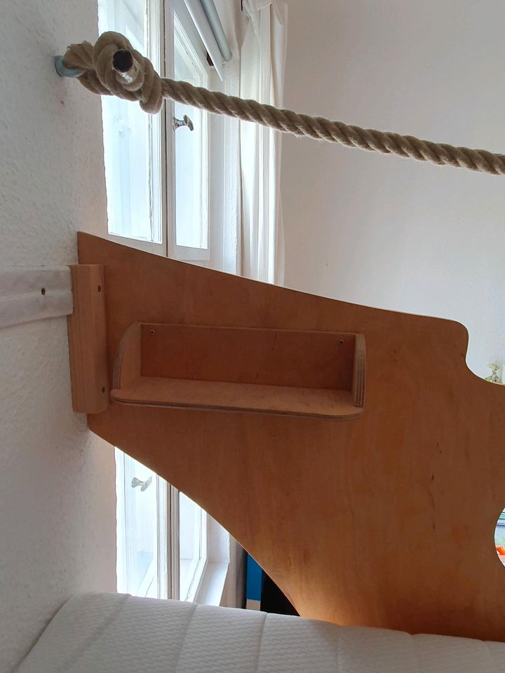 Kinder-Hochbett "Piratenschiff" 90x170, Eigenbau in Berlin