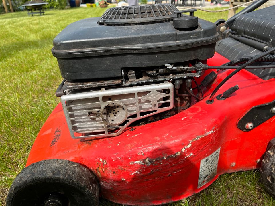 Rasenmäher - mit Briggs & Stratton Motor - defekt für Bastler in Kranenburg