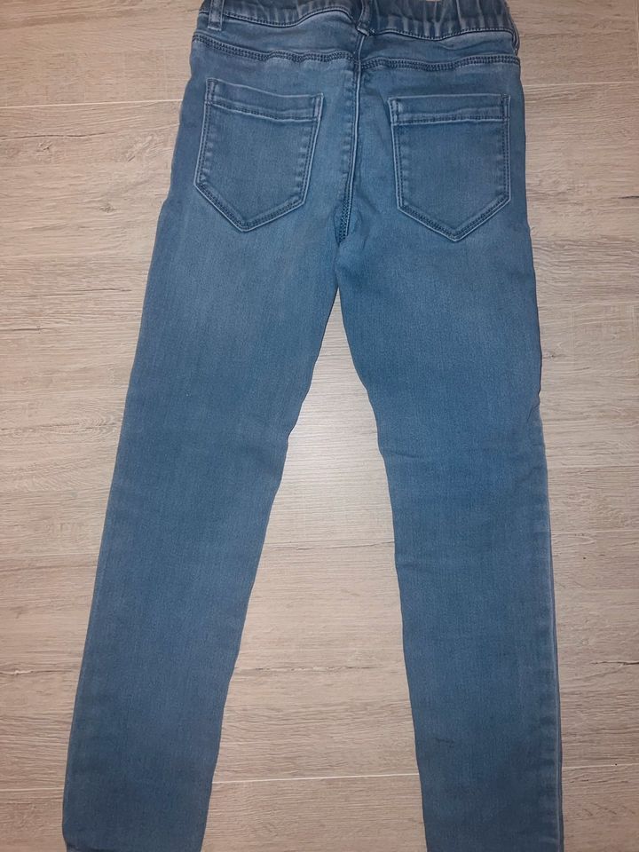 H&M Skinny Jeans Gr.128 blau Mädchen in Oppenheim