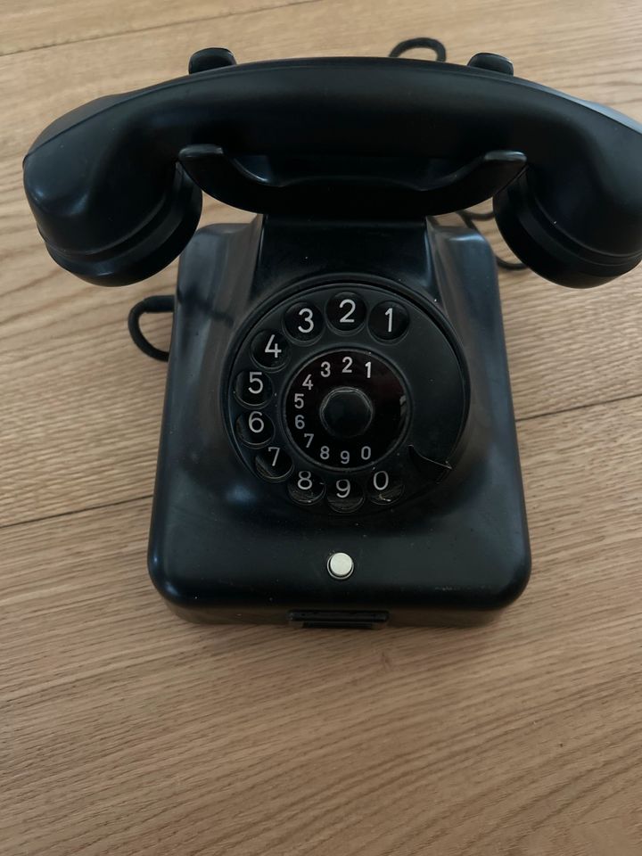 Telefon mit Wählscheibe in Braunschweig