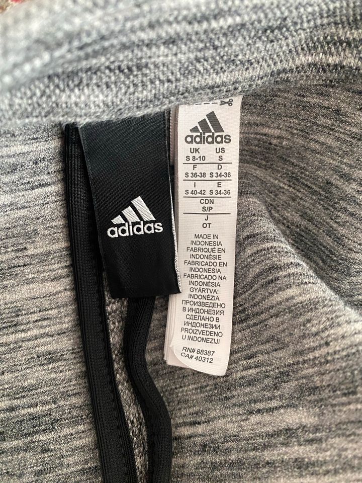 Adidas Jacke Grau S 34-36 in Hamburg