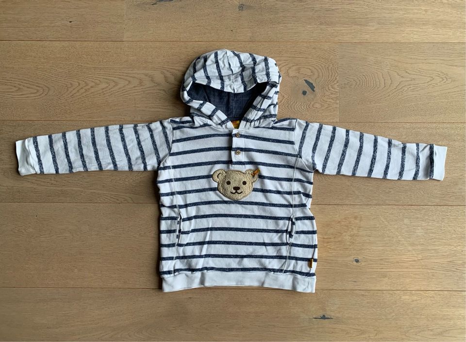 TOP//STEIFF❤️schöner Kapuzen-Pullover Quietsche/ Patches Gr. 110❤ in Berlin