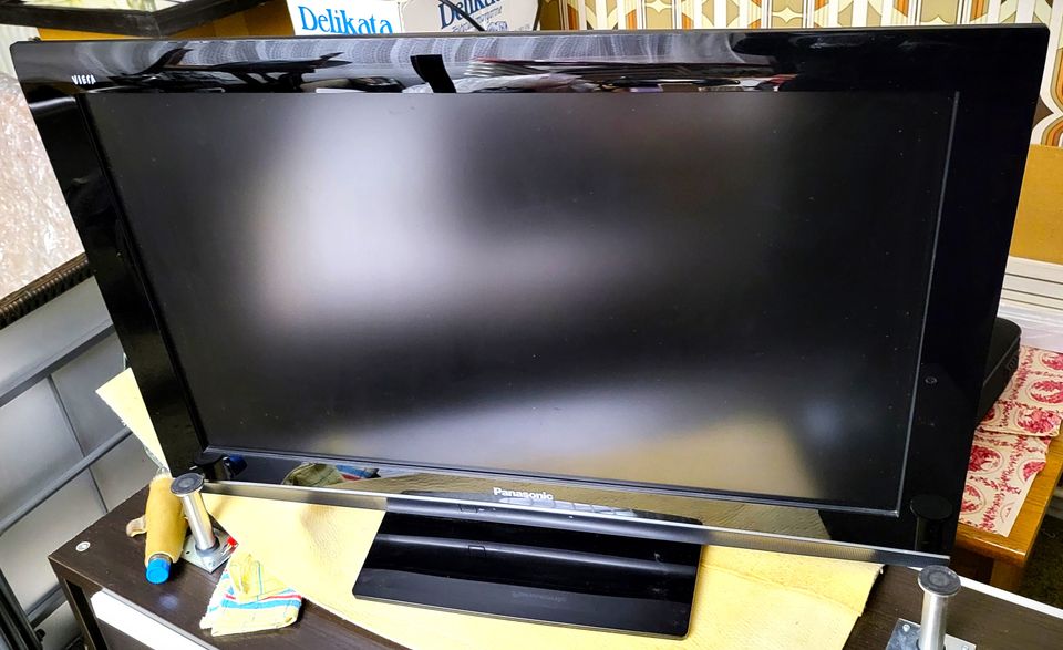 Full HD LCD Panasonic TV 37 Zoll Virtual Surround Sound in Solingen