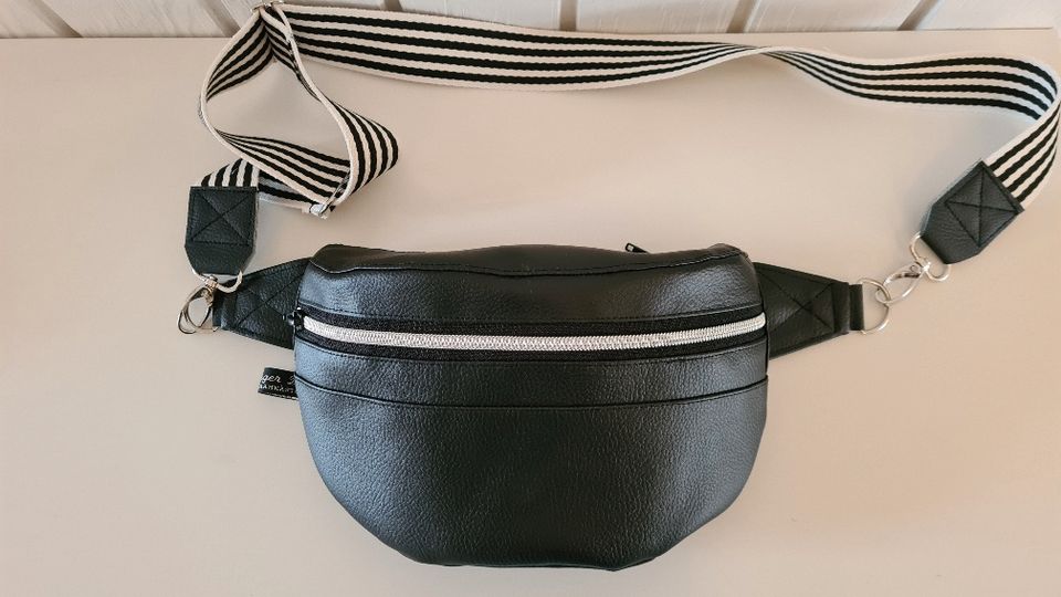 Bauchtasche / Crossbody Bag „Backbord“ Kunstleder schwarz in Hamburg