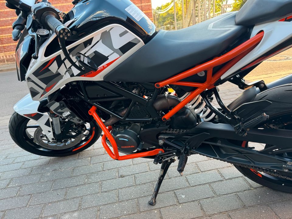 KTM 125 Duke + Zubehör in Bad Duerrenberg