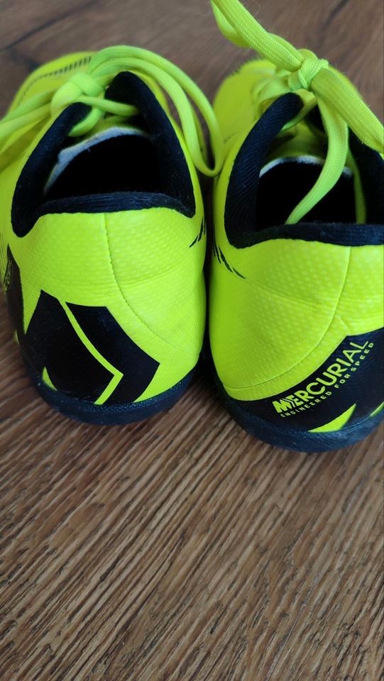 Nike Mercurial Hallenschuhe, Größe 33,5 in Wenden