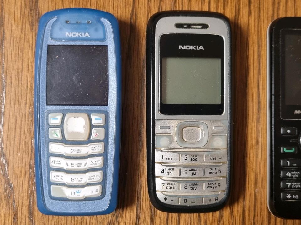Nokia, Motorola, Sony Ericsson retro Handy in Erkrath