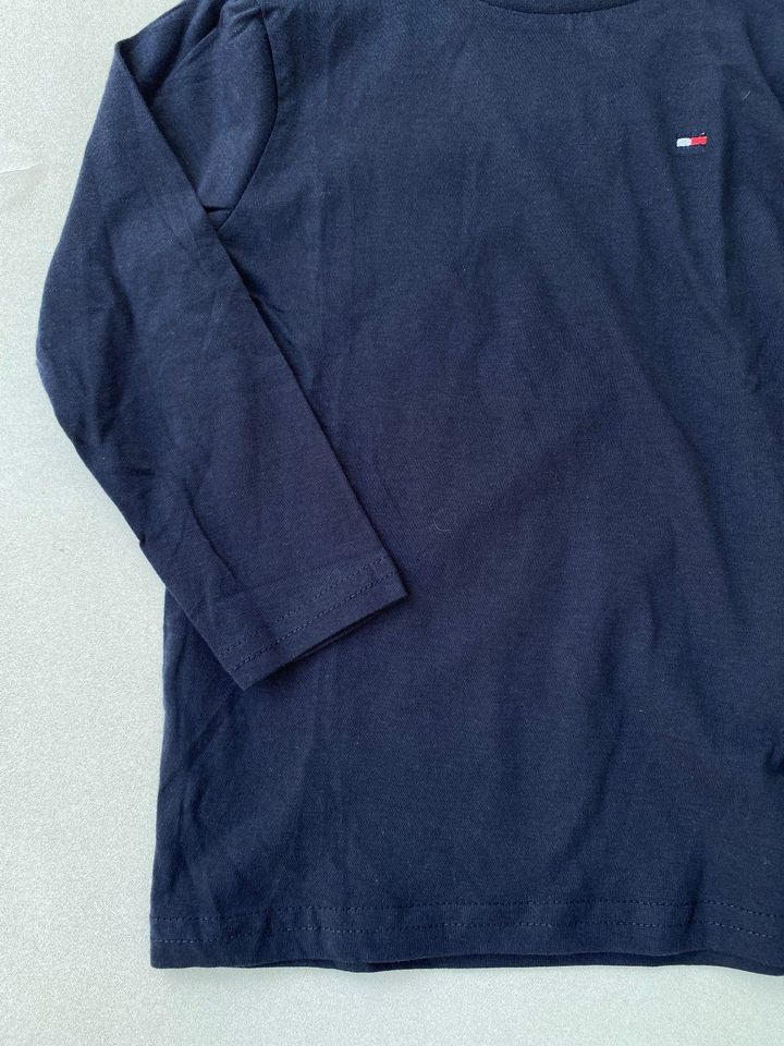 Shirt/Langarmshirt Tommy Hilfiger Gr. 104 dunkelblau in Waldbüttelbrunn