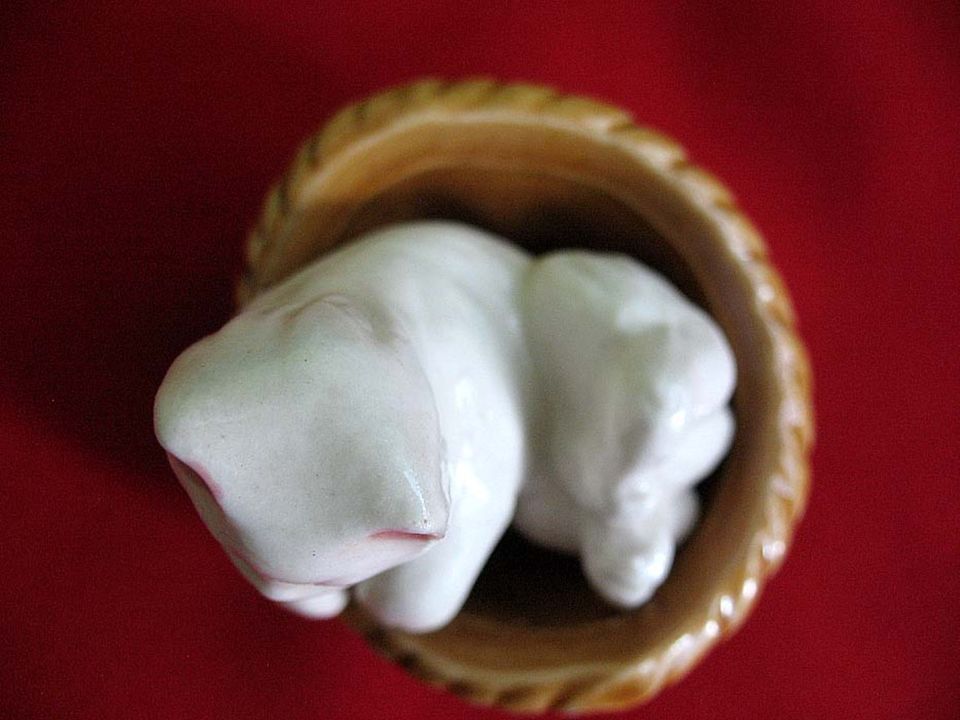 Katze - kleines Kätzchen im Korb - Keramikfigur - 5,5 x 6 x 6 cm in Berlin