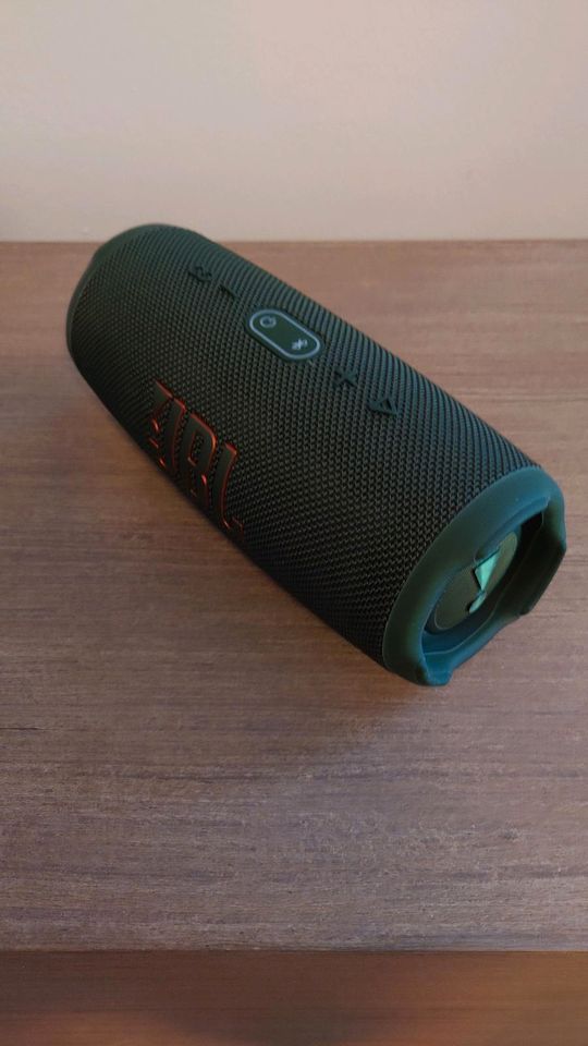 JBL Charge 5 Bluetooth Lautsprecher Box grün inklusive Versand in Berlin