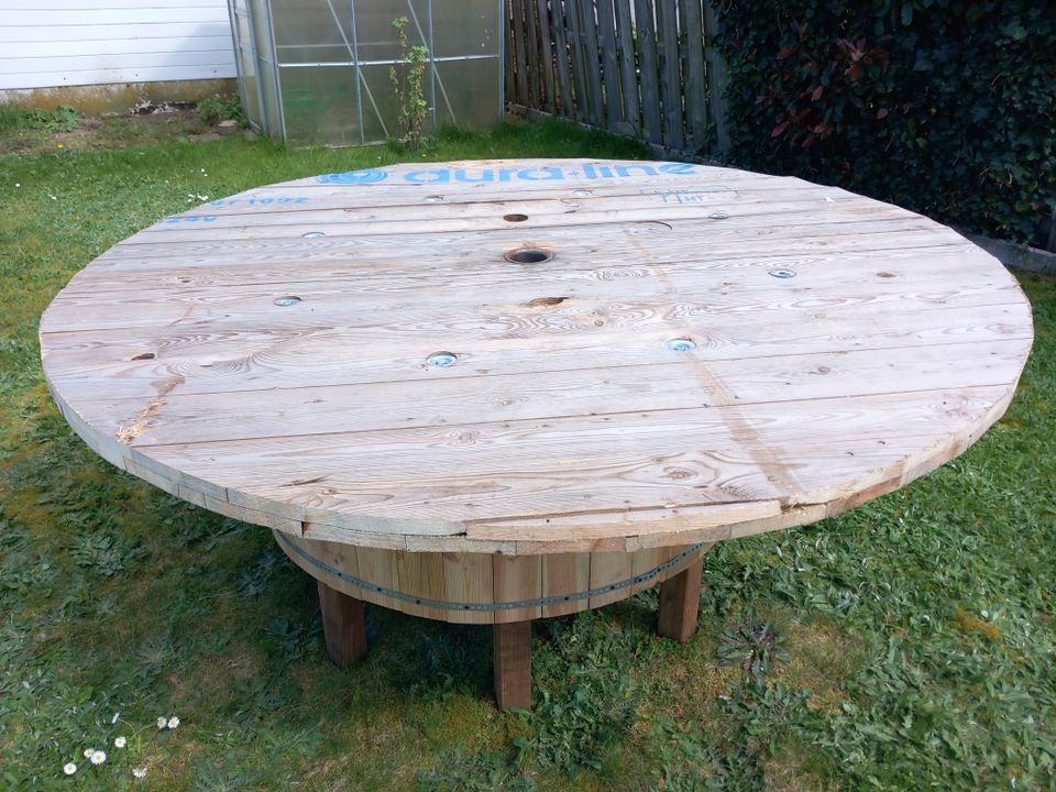 großer runder Gartentisch - Tisch - Partytisch - Unikat in Selfkant