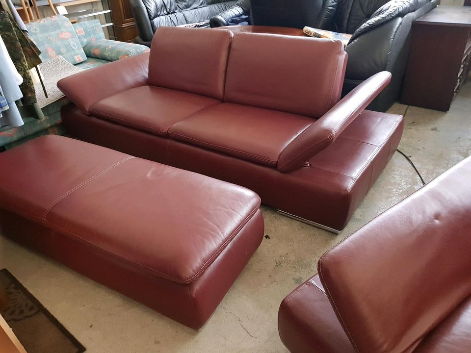 2x Leder Sofa, Couch + Fusshocker in Detmold