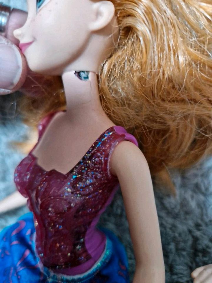 Anna und Elsa Eiskönigin Puppen Barbies in Chemnitz