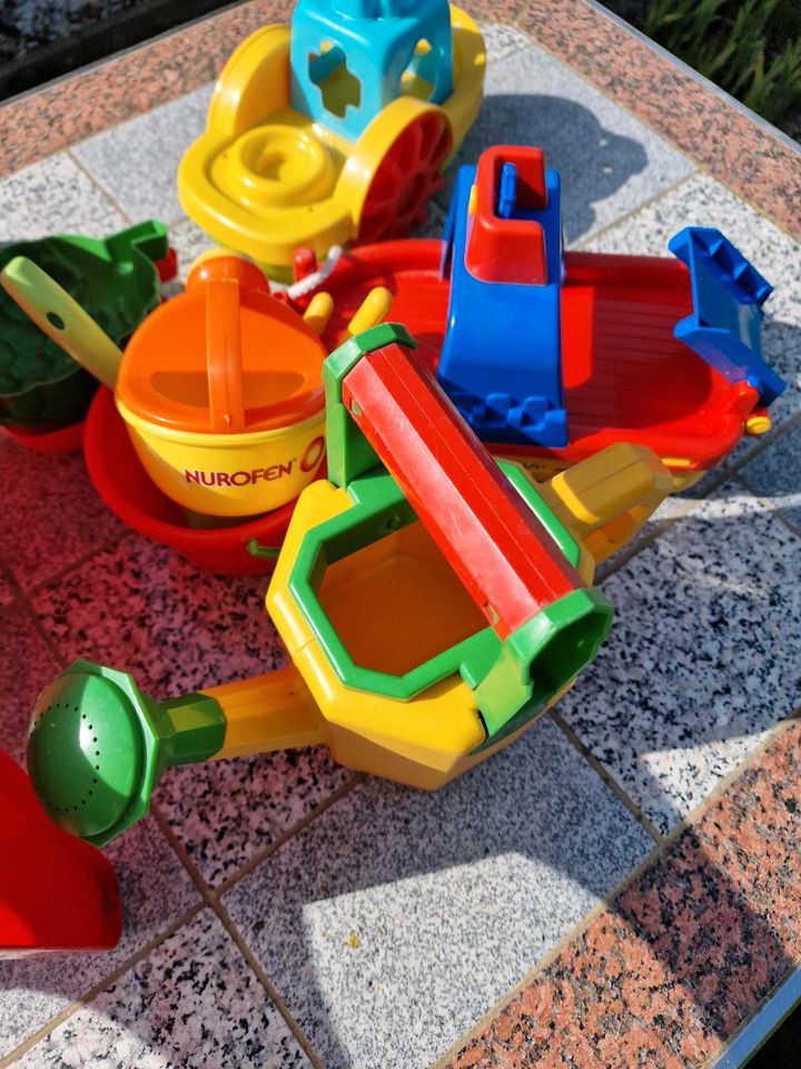 Sand & Matschspielzeug + zwei Boote in Lößnitz