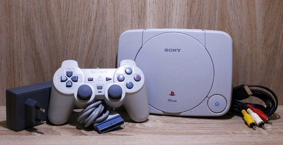 Suche PlayStation One Konsole, die kleinere PlayStation 1 Version in Berlin