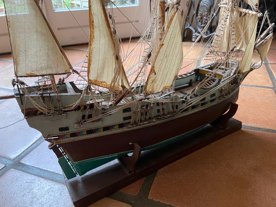 Schiffsmodell Standmodell ca. 60x57cm auf Sockel in Hamburg