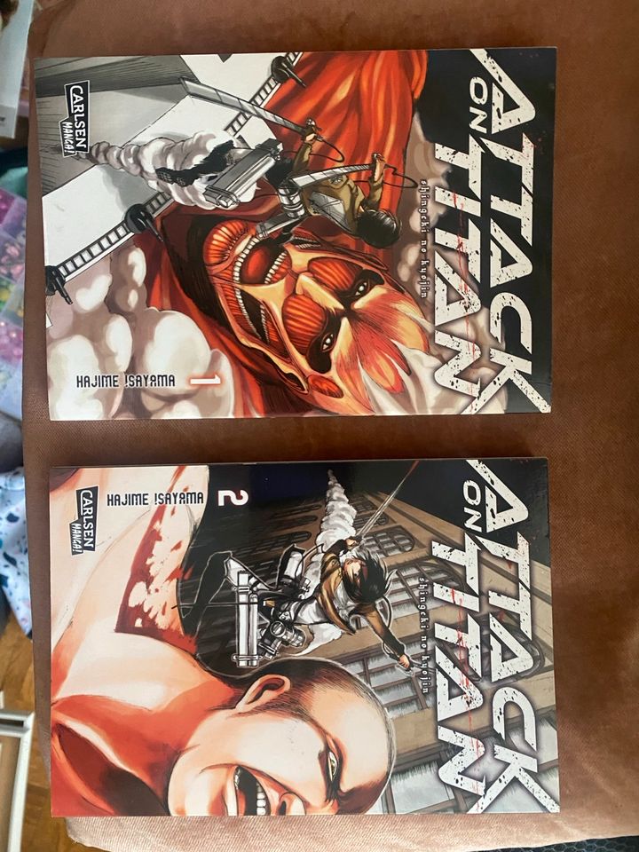Attack on Titan Manga 1 und 2 in Stein